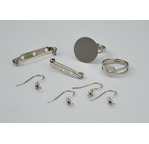 Set de 8 fermoirs et supports pour bijoux